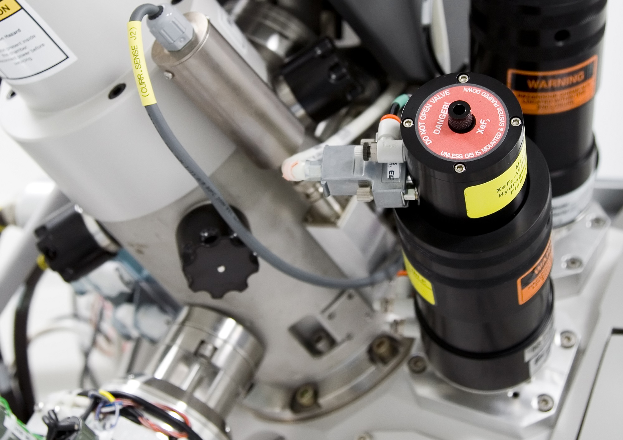 What is a Limitation of Using Electron Microscopes to View Specimens?