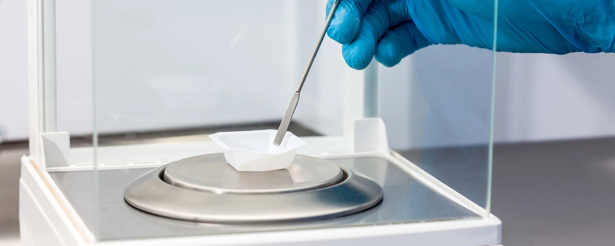 Compression Balance And Its Labels Evaluating Ease of Use and Flexibility in Laboratory Balances