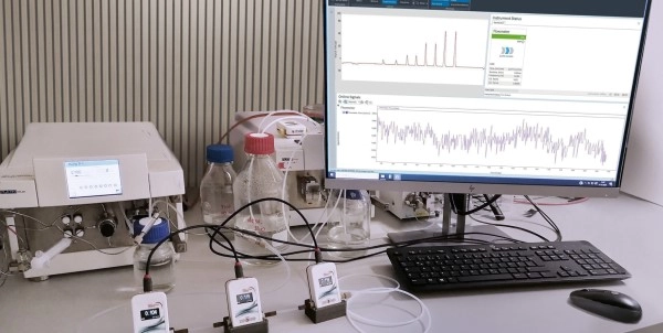 The FlowChrom system on a lab computer on a desk