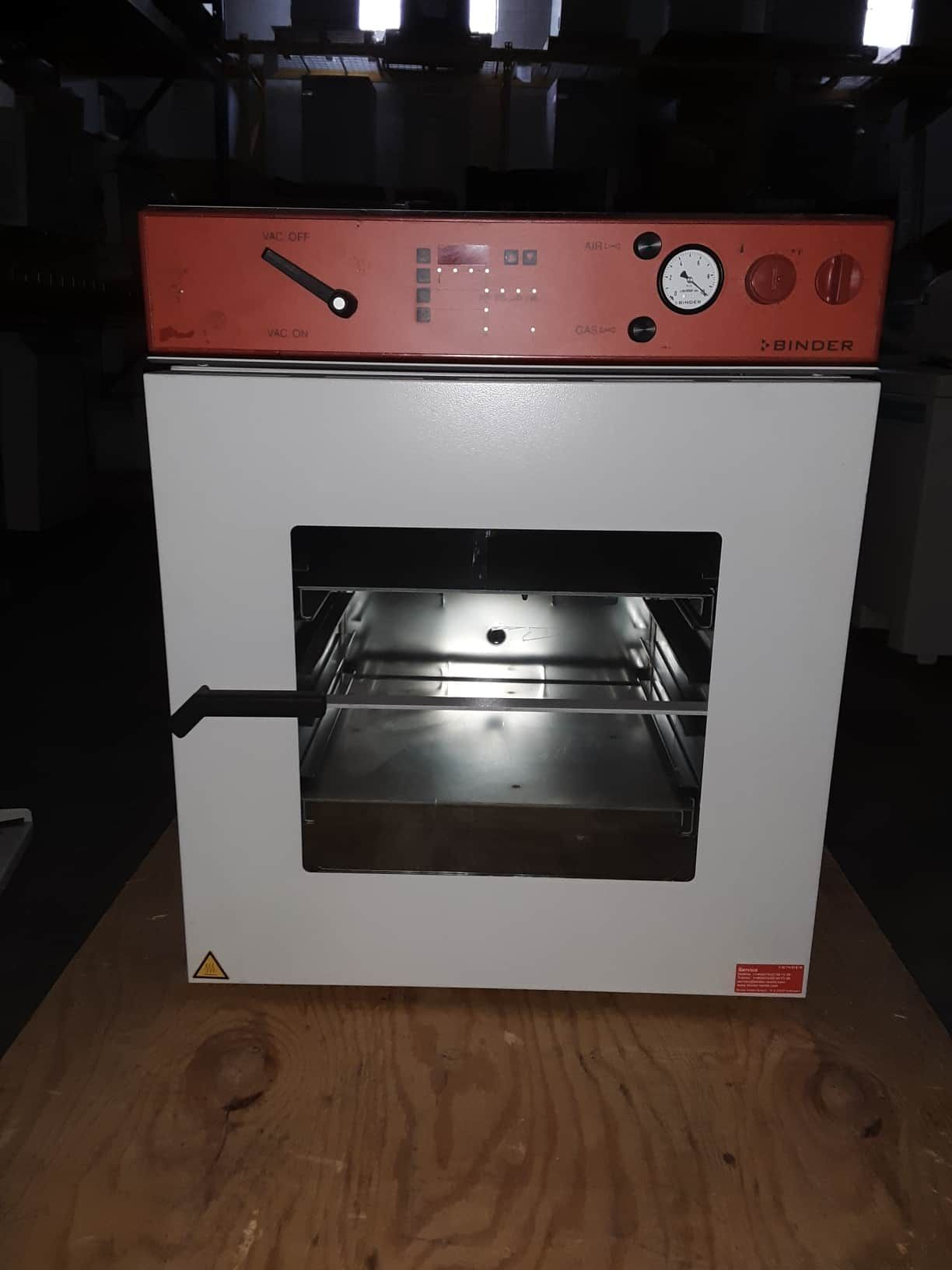 Binder VD-115 vacuum oven, 4.1 cubic foot capacity