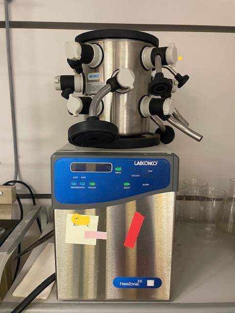 Labconco Freezone 2.5 w/vacubrand RC6 pump and Millrock BT48A-A