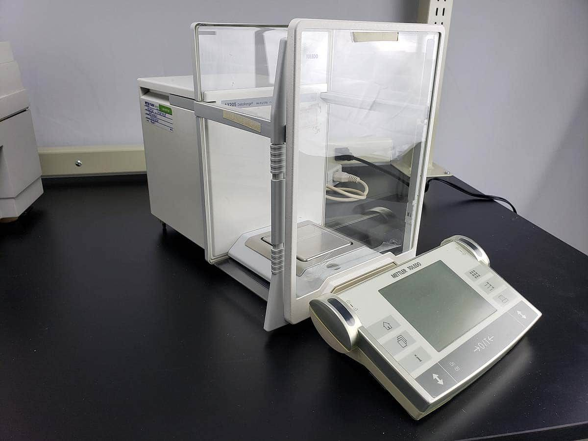 Analytical Semi-Micro Balance (220g x 0.1/.01mg) with internal calibration and draftshield | Mettler Toledo AX205DR Delta range with FREE SHIPPING
