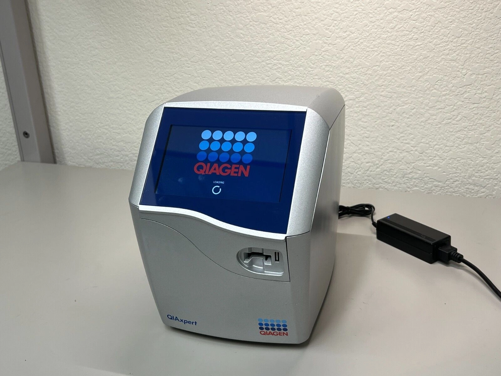 Qiagen QIAxpert UV/Vis slide Microfluidic Spectrop