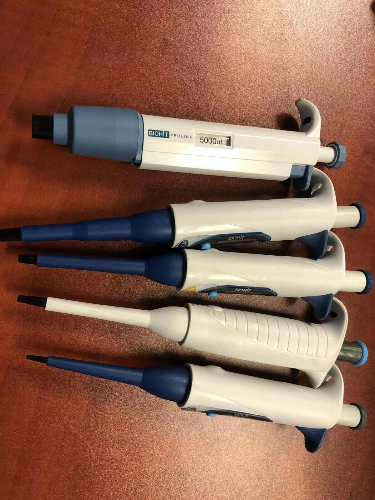 Set of 5Biohit 1 Channel Adjustable Pipette-5000&1