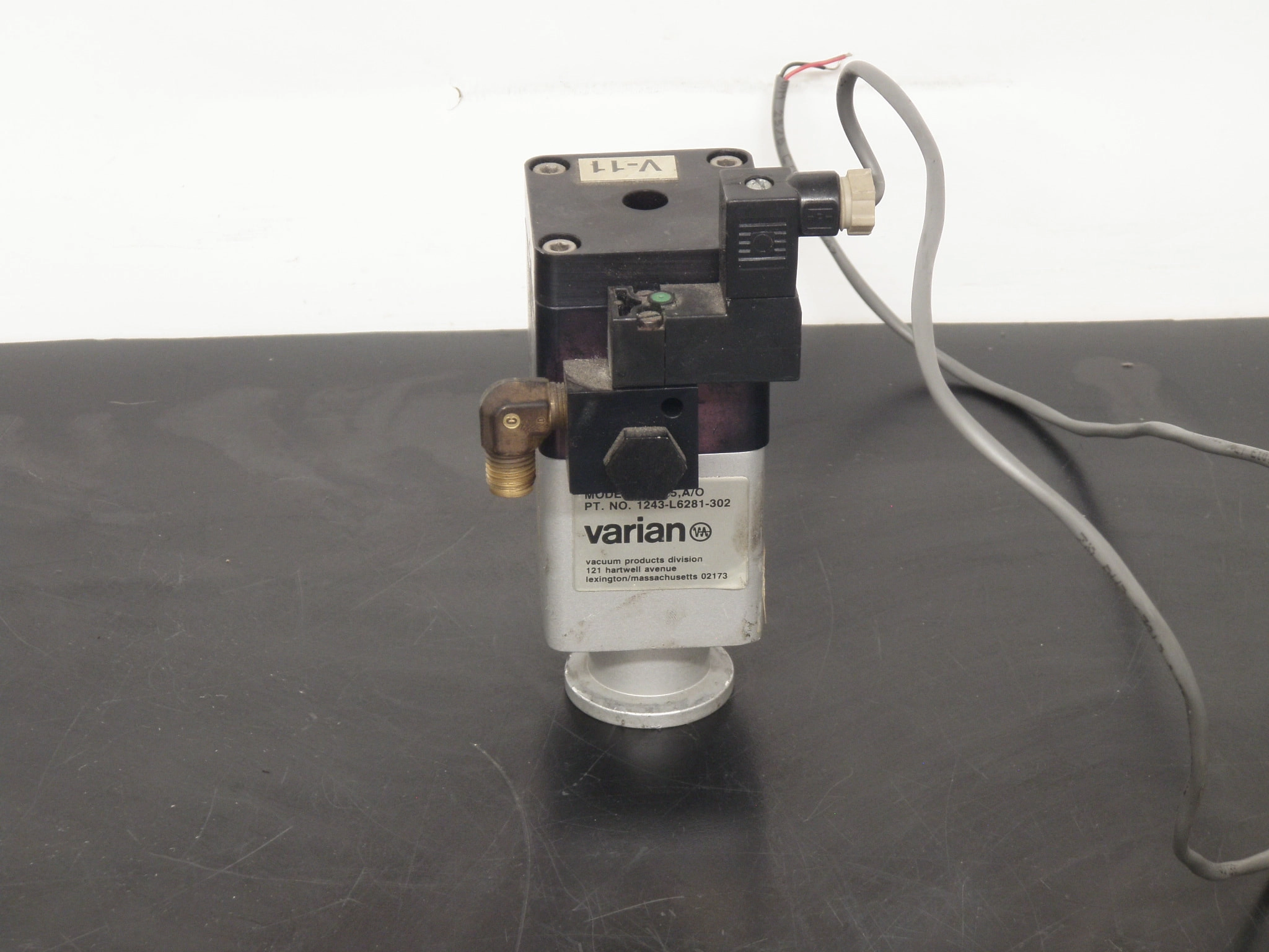 Varian  Right Angle Block Valve, NW25 A/O