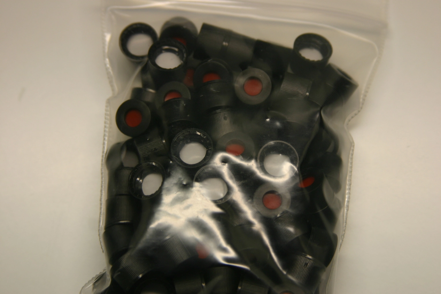 8-425 Polypropylene Screw Thread Closures - White PTFE/Red Silicone Septum - Black Cap Color Qty 100
