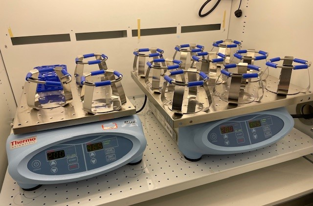 Thermo Sci MaxQ 2000 CO2 shaker  SHKE2000CO2 and MaxQ4000 - Excellent