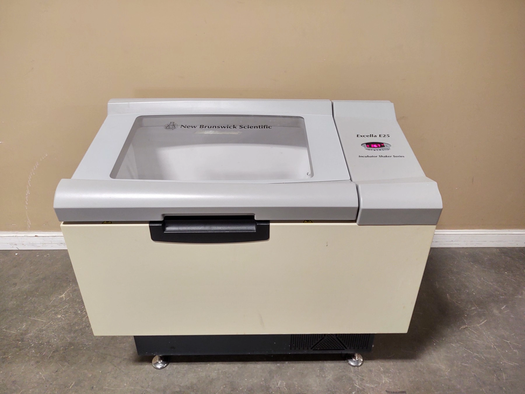 New Brunswick Scientific  Excella E25 Incubator Shaker Series M1353-0000, Tested, Working