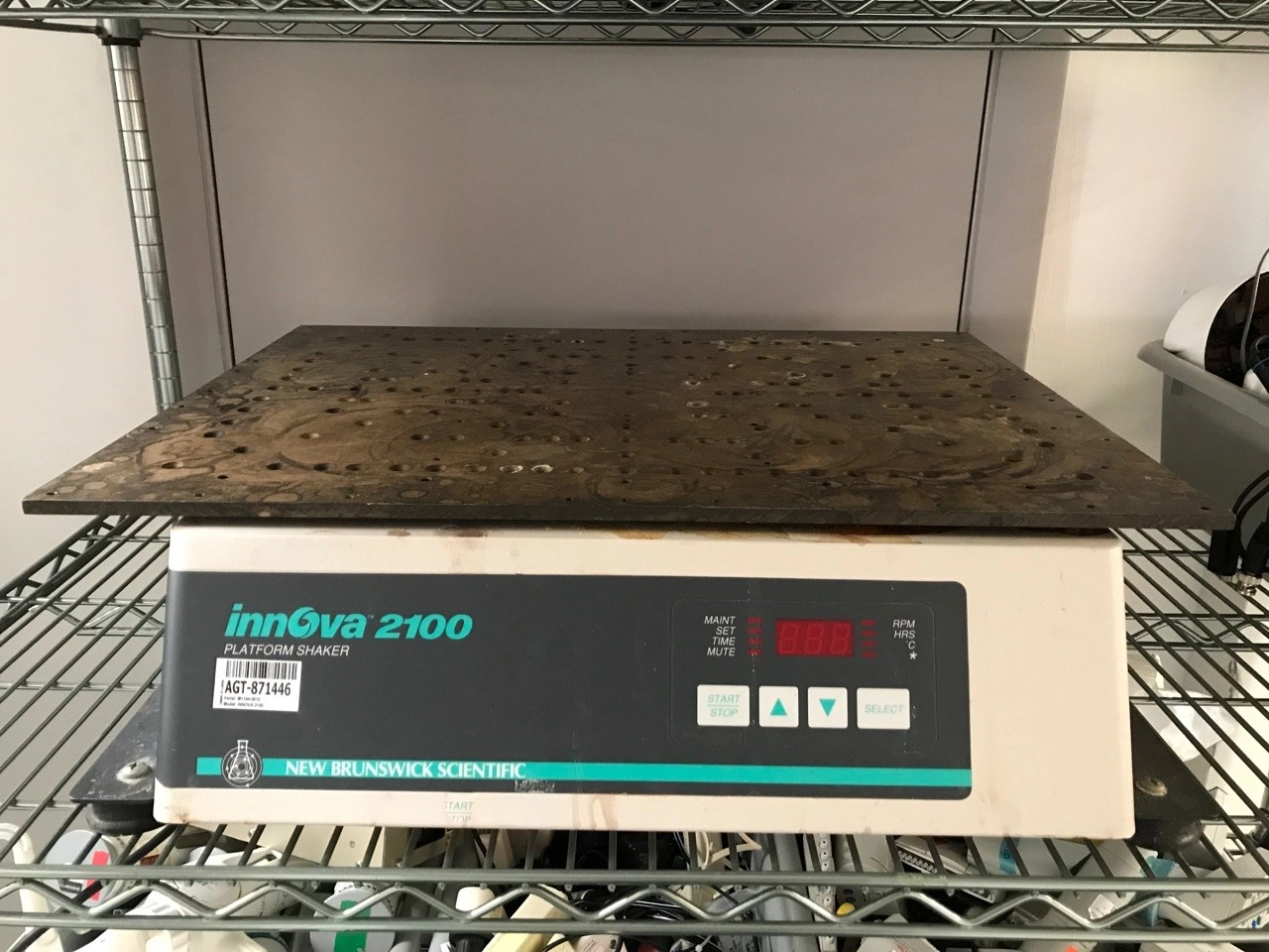 New Brunswick Scientific Innova 2100 Benchtop Platform Shaker