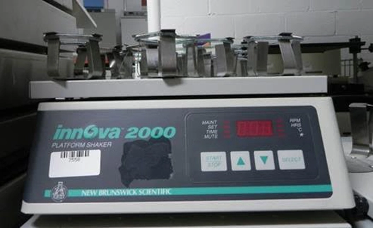 New Brunswick Scientific Innova 2000 Benchtop Platform Shaker