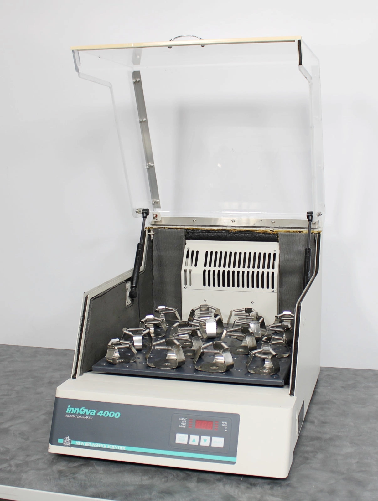 New Brunswick Scientific Innova 4000 Incubator Shaker M1192-0000 | LabX.com