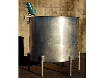700 Gallon Vertical Stainless Steel Tank With Mixer