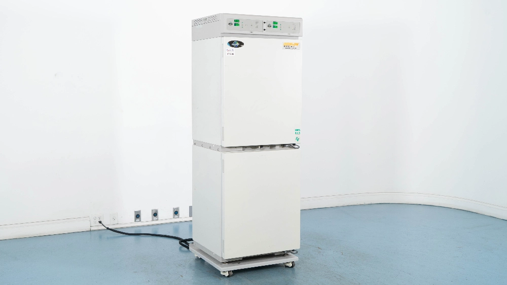 Nuaire AutoFlow IR Water-Jacketed Double Stack CO2 Incubator | LabX.com