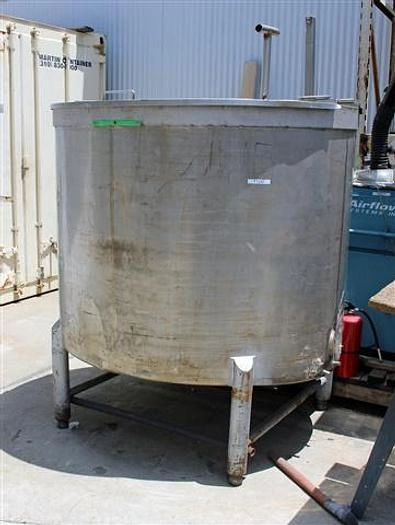 500 gallon S.S. Tank, w/ hinged covers, side discharge, on legs