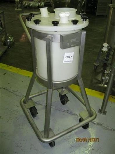 9 GAL PLASTIC TANK, PORTABLE