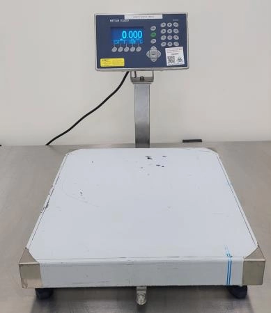 Mettler-Toledo IND560 Weighing Terminal with Bench CLEARANCE! As-Is