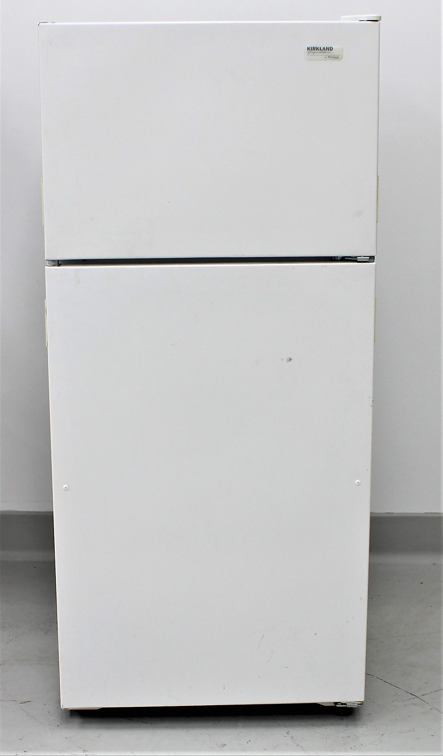 Kirkland ST14CKXSQ00 18.0 cu. ft. Refrigerator with Top Freezer - Used - 3367887