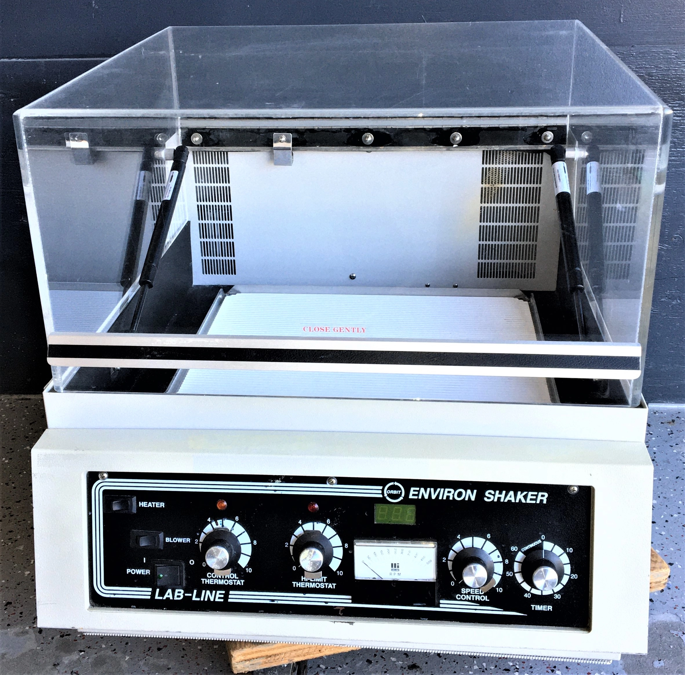 LabLine 35285 EnvironShaker Incubating Shaker