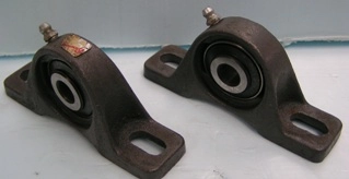 BROWNING &frac12;" PILLOW BEARING BLOCK WITH BEARINGS NO: VS-208, W208, ON 2 BOLT HOLE MOUNTING BRACKET 4 7