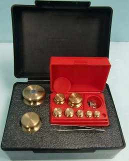 TROEMNER WEIGHT SET WITH 12 ALUMINUM WEIGHTS: 1MG, 2MG, 2MG, 5MG, 10MG, 20MG, 20MG, 50MG, 100MG, 200