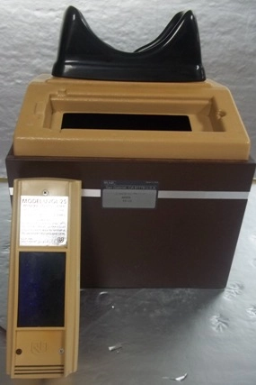 UVP CHROMATO-VUE CABINET, MODEL: CC-10, WITH MODEL: UVGL-25 MINER LIGHT LAMP, MULTIBAND UV-254 / 366