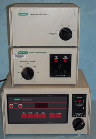 BIO-RAD GENE PULSER 120V MODEL 1652076 154BR4023 WITH A BIO-RAD PULSE CONTROLLER MODEL 1652098 23ZBR