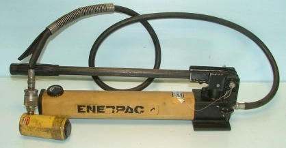 ENERPAC P-391 HYDRAULIC HAND PUMP, 10,000 PSI, 700 BAR, 10 TON, MAX WITH CONNECTING HOSE WITH ENERP