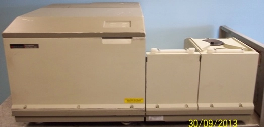 PERKIN ELMER FT-IR SPECTROMETER SPECTRUM 2000 : 42620 DATE MFG SEPT 1995 : 42619 MODEL NAME SPECTRUM