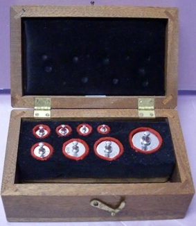 BALANCE / SCALE METRIC WEIGHTS, 50G, 30G, 20G, 10G, 5G, 3G, 2G, 1G, IN WOODEN CASE 