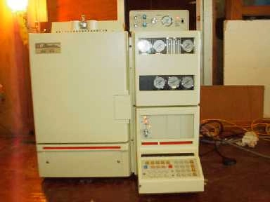 SHIMADZU GAS CHROMATOGRAPH GC-9A 774125A AC 115V 17A 50/60 HZ WITH SPLIT/SPLIT LESS INJECTION DEVICE