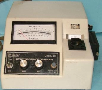 TURNER MODEL 330 SPECTROPHOTOMETER, WITH 400-680 NM INSERT 00