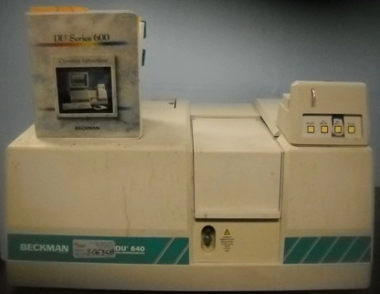 BECKMAN DU 640 SPECTROPHOTOMETER, MODEL NO - DU600 SERIES, - 4323758, POWERS ON, W/ MANUAL