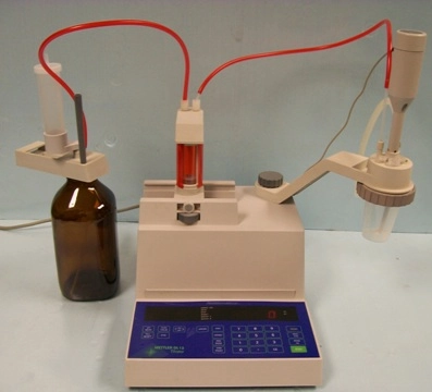 METTLER TOLEDO DL12 TITRATOR INCLUDES STIRRER, BURET, AMBER JAR AND BURET HOLDER, AS WELL AS TUBING