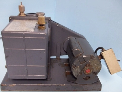 WM WELCH 1402 DUO SEAL VACUUM PUMP MODEL: 1402, : 14637-2, WITH GENERAL ELECTRIC AC MOTOR, 1725 