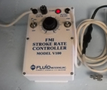 FMI FLOW RATE CONTROLLER MODEL V100 FLUID METERING INC 110V 50/60HZ OUTPUT 0-90VDC ON PUMP IS 18512