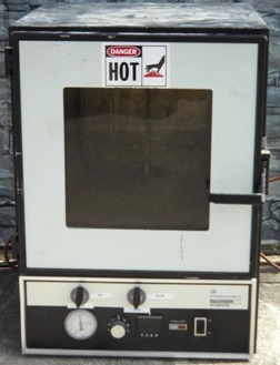 PRECISION SCIENTIFIC VACUUM OVEN CAT NO 213-564, MAX TEMP 200 DEG C : 11AV-11 MODEL: 29, 120V,