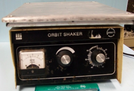 LAB LINE, ORBIT SHAKER MODEL 3520, WITH VARIABLE SPEED CONTROL AND TIMER 50/60HZ, 100W, 120V, NO: 0
