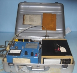 CHEVRON LEAK DETECTOR KIT MODEL 10 - CASE "A" CASE WITH DETECTOR UNIT (NICKEL 63 SOURCE) MV RECORD