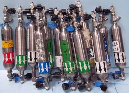  SWAGELOK, WHITEY 300 ML, SAMPLE CYLINDER DOT-3E1800 304L-HDF4-300 WITH 2 SWAGELOK SS-14DKM4 316