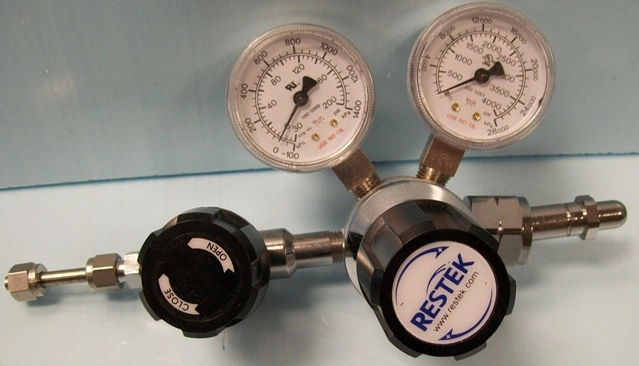 RESTEK PRESSURE GAS REGULATOR MODEL: 20647, : 1490TVVY, HIGH PRESSURE GAUGE: 250-4000 PSI, LOW PRESS