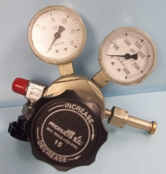 AIR PRODUCTS REGULATOR #E11-215ALB, MAX INLET PRESSURE: 3000 PSI, GAS: OXY HP AND LP GAUGES/HP: 0-30