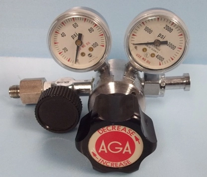 AGA GAS REGULATOR MODEL: LB:150C, : AZ16032, 2-GAUGES: 0-100/0-4000 PSI FITTING CGA: 180V