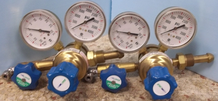 LINDE UNION CARBIDE SPECIALTY GASSES GAS REGULATOR PART NO V7, : UPE 3 25580 2 GAUGES 1= 0-30 PSI 