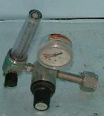 VICTOR MEDICAL PRODUCTS GAS REGULATOR WITH FLOW METER GAUGE READS 500-4000 PSI, 1 LINDE UNION CARBI