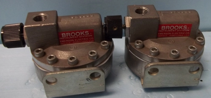 BROOKS INSTRUMENT DIV EMERSON ELECTRIC CO 316 STAINLESS PRESSURE REGULATORS : 8805 AND 8806