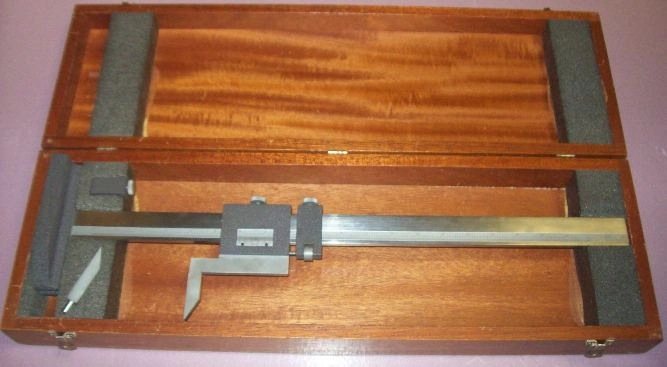 BROWN &amp; SHARPE MFG CO, NO: 586, 18" VERNIER HEIGHTS GAGE IN WOODEN CASE RULER MEASURES 0 TO 19