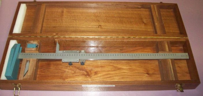 BROWN &amp; SHARPE 576 MM VERNIER HEIGHT GAGE IN WOODEN CASE RULER MEASURES 0 TO 650 MM 