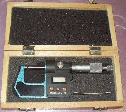 FOWLER DIGITRIX II ELECTRONIC DIGITAL MICROMETER, 0-1"/0-25 MM IN WOODEN CASE NEEDS BATTERY'S 