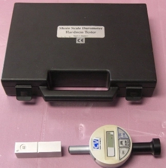 SHORE SCALE DUROMETER HARDNESS TESTER, CV, WITH A 52 TEST BAR BAR IN BLACK CASE