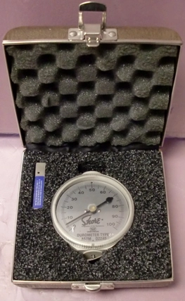 SHORE INSTRUMENTS / INSTRON, HAND HELD, DUROMETER, (HARDNESS TEST) TYPE: ASTM D 2240, : 107727 WITH